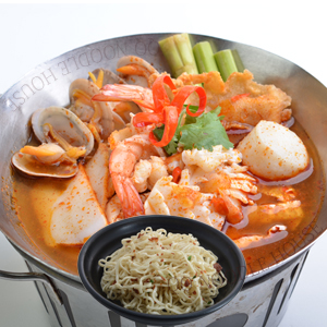 Tom Yum Seafood Mini Pot Soup with Dry Noodle